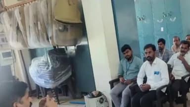 ನಿಡಗುಂದಿ: ಪಟ್ಟಣದ ಪೊಲೀಸ್ ಠಾಣೆಯಲ್ಲಿ ಬ್ಯಾಂಕ್ ಅಧಿಕಾರಿಗಳೊಂದಿಗೆ ಸಭೆ ನಡೆಸಿದ ಪೊಲೀಸ್ ಅಧಿಕಾರಿಗಳು