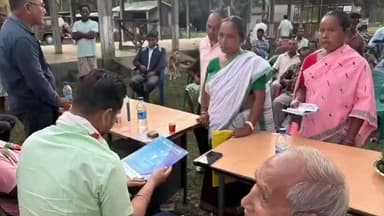 বিজনী ভাগ: বৰপথাৰ গাওঁত জ্যেষ্ঠ নাগৰিক সকলৰ সৈতে বিভিন্ন সমস্যা লৈ মত বিনিময় কৰে বিটিচিৰ প্ৰাক্তন কাৰ্যবাহী সদস্য অৰূপ কুমাৰ দে