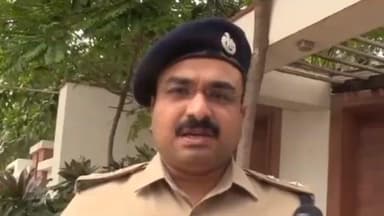 ತಿಕೋಟಾ: ಪಟ್ಟಣದ ಹೊರ ಭಾಗದಲ್ಲಿ ಸಾರ್ವಜನಿಕ ಸ್ಥಳದಲ್ಲಿ ಓಸಿ ನಂಬರ್ ಬರೆದು ಕೊಳ್ಳುವಾಗ ಪೊಲೀಸರ ದಾಳಿ : ನಗರದಲ್ಲಿ ಎಸ್ ಪಿ ಲಕ್ಷ್ಮಣ ನಿಂಬರಗಿ