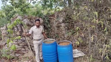 ଅମ୍ବାଭୋନା: କର୍ଲା ଜଙ୍ଗଲ ରୁ ଏବଂ ଭଟଲି ହାଟପଦା ରୁ ବିପୁଳ ପରିମାଣରେ ମହୁଲ ପୋଚ ଓ ଦେଶୀ ମଦ ଜବତ କଲା ଭଟଲି ଅବକାରୀ ଓ ମୋବାଇଲ ଷ୍ଟାଫ