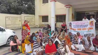 सहसवान सरकारी अस्पताल में आशाओं बहनों ने अपना धंना प्रदर्शन किया आशा महिलाओं को अभी तक वेतन नहीं मिला है जिसमें मनीषा