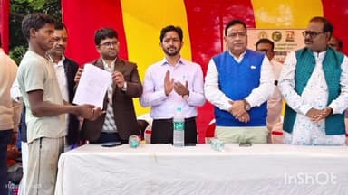 चंदवारा: "सेवा का अधिकार सप्ताह" के अंतर्गत चंदवारा प्रखंड के बेंदी पंचायत में आयोजित शिविर में लाभुकों के बीच विभिन्न प्रमाण पत्