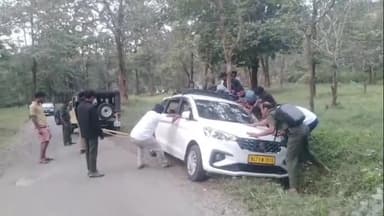 സുൽത്താൻബത്തേരി: പുൽപ്പള്ളി -ചേകാടി -കുറുവ റോഡിൽ കാറിന് നേരെ കാട്ടാനയുടെ ആക്രമണം