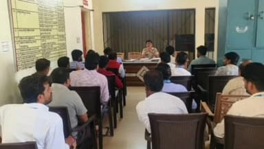 ನಿಡಗುಂದಿ: ನಿಡಗುಂದಿ ಠಾಣಾ ವ್ಯಾಪ್ತಿಯಲ್ಲಿನ ಬ್ಯಾಂಕುಗಳ ಸಿಬ್ಬಂದಿಗೆ ತರಬೇತಿ ನೀಡಿದ ಪೊಲೀಸ್ ಅಧಿಕಾರಿಗಳು