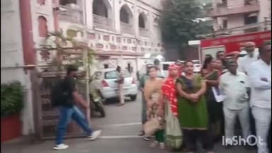 કતારગામ: મોગલીસારા ખાતે સફાઈ કામદાર યુનિયન દ્વારા તેઓની ઓફિસ ખાલી કરાવી દેતા. આજ રોજ પાલિકા બહાર એક મૌન ધરના કરવામાં આવ્યા હતા.