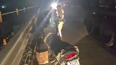 આમોદ: આમોદ-જંબુસર રોડ પર ઢાઢર નદીના બ્રિજ પર ગંભીર અકસ્માત, કોન્ટ્રાક્ટરની બેદરકારીને કારણે બે બાઇક સવારો ઘાયલ.