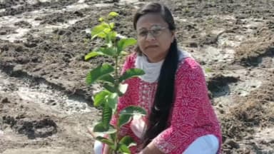 सोनकच्छ: "एक बगिया माँ के नाम" अंतर्गत ग्राम जनोलीबुजुर्ग व ग्राम गोरखेड़ी में किसान महिला के खेत पर लगाए गए अमरूद के पौधें