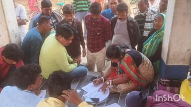 রায়না ১: এস আই আর প্রক্রিয়ায় এনুমারেশান ফর্ম ফিলাপ করলেন রায়নার একাধিক এলাকায় বিধায়িকা শম্পা ধারা