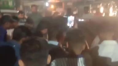 बदायूं: #बदायूं, शॉर्ट सर्किट की वजह से कार में आग, कार सवारों को बमुश्किल निकाला गया, लोगों ने पानी डालकर आग पर पाया #up360