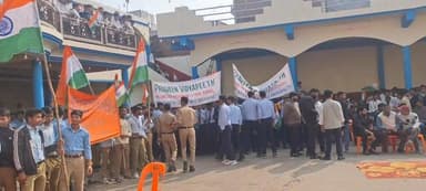 फिरोजाबाद में थाना सिरसागंज क्षेत्र मे निकलने वाली तिरंगा यात्रा का किया शुभारंभ।
#सिरसागंज #फिरोजाबाद #तिरंगा #यात्रा ...