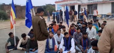 मझगवा एसडीएम पहुंचे ज्ञापन लेने किन्तु प्रदर्शनकारियों और प्रशासन के बीच नहीं बना सामंजस्य!
#majhgawan #bhimarmy #bhimar...