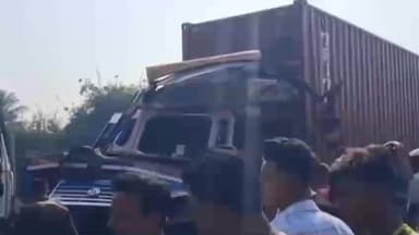 বেলডাঙা ২: গাড়ি চালক ঘুমিয়ে যাওয়াই বিপত্তি, ঘটলো পথ দুর্ঘটনা চাঞ্চল্য রেজিনগরে