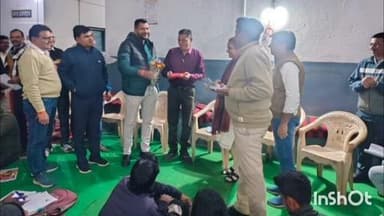 करेरा: एसडीएम ने बीएलओ रामकुमार लोधी को ग्राम टोड़ा पिछोर एसआईआर का कार्य पूर्ण करने पर सम्मानित किया