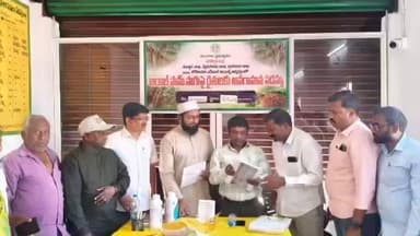 కథలాపూర్: మేడిపల్లి సహకార సంఘం ఆవరణలో ఉద్యాన శాఖ ఆధ్వర్యంలో ఆయిల్ పామ్ పంట సాగుపై శిక్షణ కార్యక్రమం