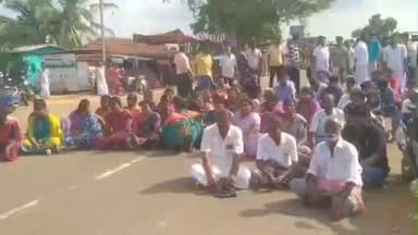 காளையார்கோவில்: உண்மை குற்றவாளிகளை கைது செய்ய கோரி காளையார்கோவில்–இளையான்குடி நெடுஞ்சாலையில் உறவினர்கள் போராட்டம் – போக்குவரத்து பாதிப்பு