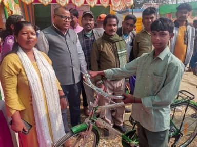 बंदगांव: नकटी भवन परिसर में 'सरकार आपके द्वार' कार्यक्रम आयोजित, सैकड़ों ग्रामीणों ने दिए आवेदन