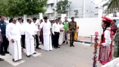 திருவண்ணாமலை: திருக்கோவிலூர் சாலையில் தனியார் பொறியியல் கல்லூரியில் மாநில அளவிலான 41 வது பாரதியார் குழு விளையாட்டுப் போட்டியை அமைச்சர் அன்பில் மகேஷ் துவக்கிவைத்தார்