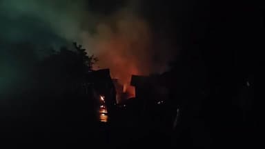 গোয়ালপোখর ২: উত্তর দিনাজপুর জেলার অসুরাগর বাসস্ট্যান্ড এলাকায় শনিবার ভোররাতে ভয়াবহ অগ্নিকাণ্ড