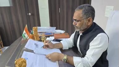 છોટાઉદેપુર: સાંસદે મતદારયાદી વિશેષ સુધારણા (SIR) અંતર્ગત પોતાનું ફોર્મ ભર્યું.