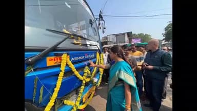 મોરવા હડફ: હરેડા,મેત્રાલ મોરા મોરવા હડફ થઈને ગોધરા નવીન બસને ધારાસભ્ય નિમિષાબેન સુથાર દ્વારા લીલીઝંડી બતાવીને પ્રસ્થાન કરાવ્યુ હતુ