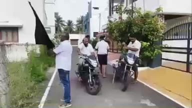 கொடுமுடி: அரச்சலூர் பகுதியில் பூமிதான நிலத்தில் எவ்வித கட்டுமான பணிகளையும் மேற்கொள்ளக்கூடாது என வலியுறுத்தி அப்பகுதி குடியிருப்பு வாசிகள் கருப்புக்கொடி கட்டிப்