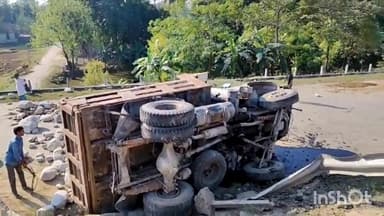 ধূপগুড়ি: ধুপগুড়ি ওভারব্রিজ সংলগ্ন এলাকায় ফের পথদুর্ঘটনা,দুর্ঘটনার কবলে একটি বোল্ডার বোঝাই ডাম্পার