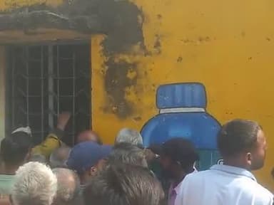 khad nahi mil pa raha hai