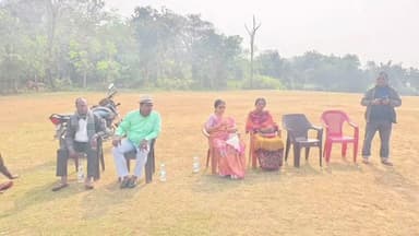 বান্দোয়ান: সুপুড়ি অঞ্চলের বড়ডি গ্রামে নতুন রাস্তা কাজ শুরু হবে তা নিয়ে গ্রামবাসীদের সাথে আলোচনায় বিধায়ক