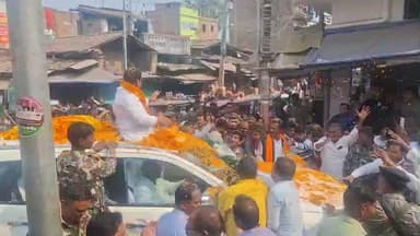 महनार: महनार में विजयी जुलूस: जेसीबी से फूल बरसाकर उमेश सिंह कुशवाहा का भव्य स्वागत