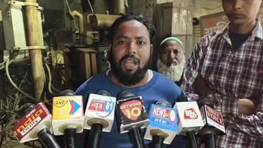 #अलीगढ गड्ढे में पहिया आने से सवारी से भरा ई रिक्शा पलटा, एक सवारी की मौत,नगर निगम की खराब सड़क के कारण एक व्यक्ति की हु...