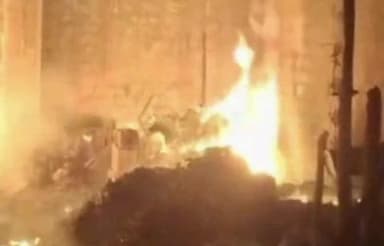 पाकुड़: पाकुड़ रेलवे फाटक के समीप सब्जी मार्केट में भीषण आग, लाखों की सब्जियां राख #fire #pulice