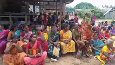 அறந்தாங்கி: புதிதாக கட்டப்படும் பேருந்து நிலையத்தை வேறு இடத்தில் மாற்ற கோரி வார சந்தையில் வியாபாரிகள் உண்ணாவிரதம்