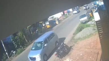 கல்குளம்: பூசாஸ்தான்விளை பகுதியில் இருசக்கர வாகனம் இது கார் மோதி விபத்து சிசிடிவி காட்சிகள் வெளியாகி பரபரப்பு.