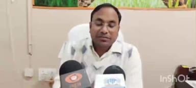 छौड़ाही: एकांबा पंचायत में मधुराज धान की फसल की बढ़िया पैदावार को लेकर जानकारी दी जा रही है