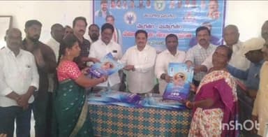 కల్వకుర్తి: కల్వకుర్తి పట్టణంలో మహిళలకు చీరలు పంపిణీ చేసిన ఎమ్మెల్యే కసిరెడ్డి నారాయణరెడ్డి