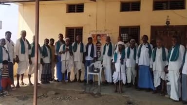 సదాశివనగర్: వజ్జేపల్లి తండాలో సీఎం రేవంత్ రెడ్డి, ఎమ్మెల్యే మదన్ మోహన్ రావు చిత్రపటాలకు పాలాభిషేకం చేసిన రైతులు