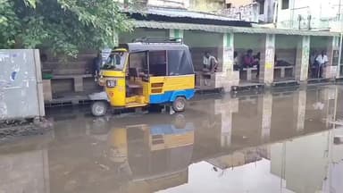 கோவில்பட்டி: கோவில்பட்டி பேருந்து நிலையத்தில் தேங்கிய மழை நீர் பொதுமக்கள் மற்றும் பயணிகள் கடும் அவதி