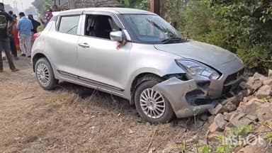 मकेर: फुलवारी उप स्वास्थ्य केंद्र के पास अनियंत्रित कार ने बाइक सवार को मारी टक्कर, बिजली के खंभे से टकराकर रुकी