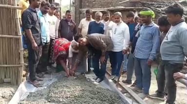 নওদা: নওদা অঞ্চলের কানাপাড়া বুথে ঢালাই রাস্তায় নির্মাণ কাজের শুভ উদ্বোধন করেন ব্লক তৃণমূল সভাপতি