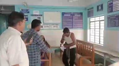 হেমতাবাদ: হেমতাবাদ বিডিও অফিসে মৌমাছির কামড়ে অসুস্থ যুবক