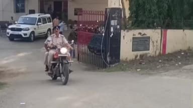 धनरुआ: धनरूआ थाना द्वारा दो अभियुक्तों के घर पर इश्तेहार चिपकाया गया