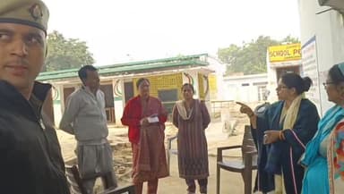 #gonda में प्राथमिक विद्यालय फिरोजपुर तरहर में बूथ का निरीक्षण करती हुई जिलाधिकारी #DM #priyankaniranjan