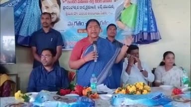 గోవిందరావుపేట: మండల కేంద్రంలో బ్యాంక్ లింకేజీ రుణాల చెక్కు, ఇందిరా మహిళా శక్తి చీరలను పంపిణీ చేసిన మంత్రి సీతక్క