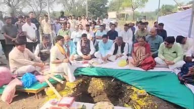 જેતપુર પાવી: બોડેલી કવાંટ રોડ અને જેતપુર પાવી ચલામલી રોડ 116 કરોડના ખર્ચે મંજૂર થતા સાંસદ અને ધારાસભ્યના હસ્તે ખાતમુહૂર્ત કરાયું.