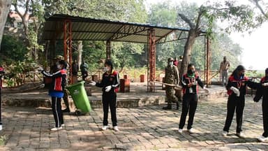 कोलारस: शिवपुरी, 22 नवम्बर 2025/ शिवपुरी शहर में स्थित ऐतिहासिक एवं रमणीय पर्यटन स्थल भदैयाकुंड पर शनिवार की सुबह स्वच्छता।