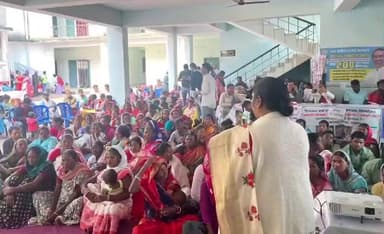 पाकरटांड: पाकरटांड प्रखंड कार्यालय में सेवा का अधिकार शिविर आयोजित, जिला परिषद सदस्य शामिल