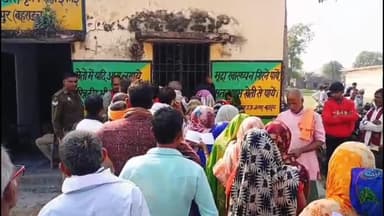 महसी: राजकीय कृषि बीज इकाई शिवपुर पर गेहूं के बीज लेने के लिए किसानों की उमड़ी भीड़, सुरक्षा कर्मियों ने संभाली कमान