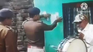 खरीक: लत्तीपुर में पुलिस ने ढोल बजाकर इश्तिहार चिपकाए