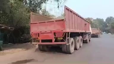 झींकपानी: झींकपानी-रूंगटा कंपनी गेट के पास दुर्घटना में एक ही परिवार के तीन लोगों की मौत के बाद ग्रामीणों ने किया रोड जाम