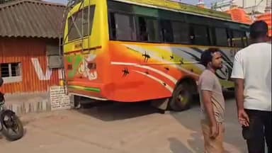 পিংলা: পিংলার মুন্ডুমারিতে বাসের সঙ্গে বাইকের মুখোমুখি সংঘর্ষ,নিহত ২ যুবক